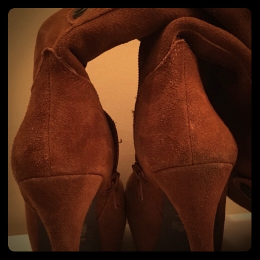 Suede boots brown